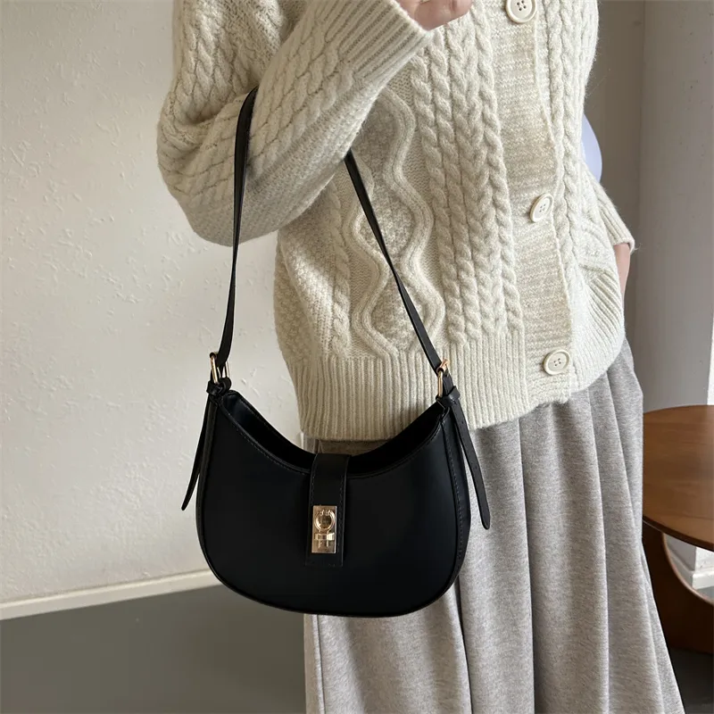 Petit sac simili cuir classe noir