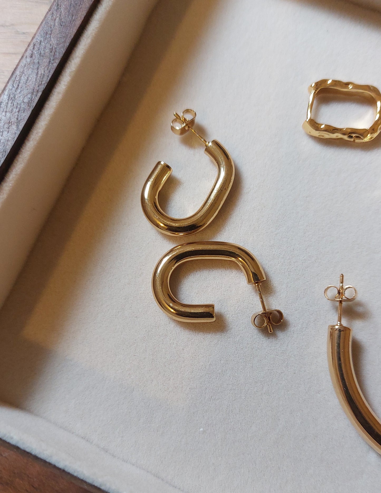 Boucles d'oreilles créoles minimaliste U plaqué or 18k