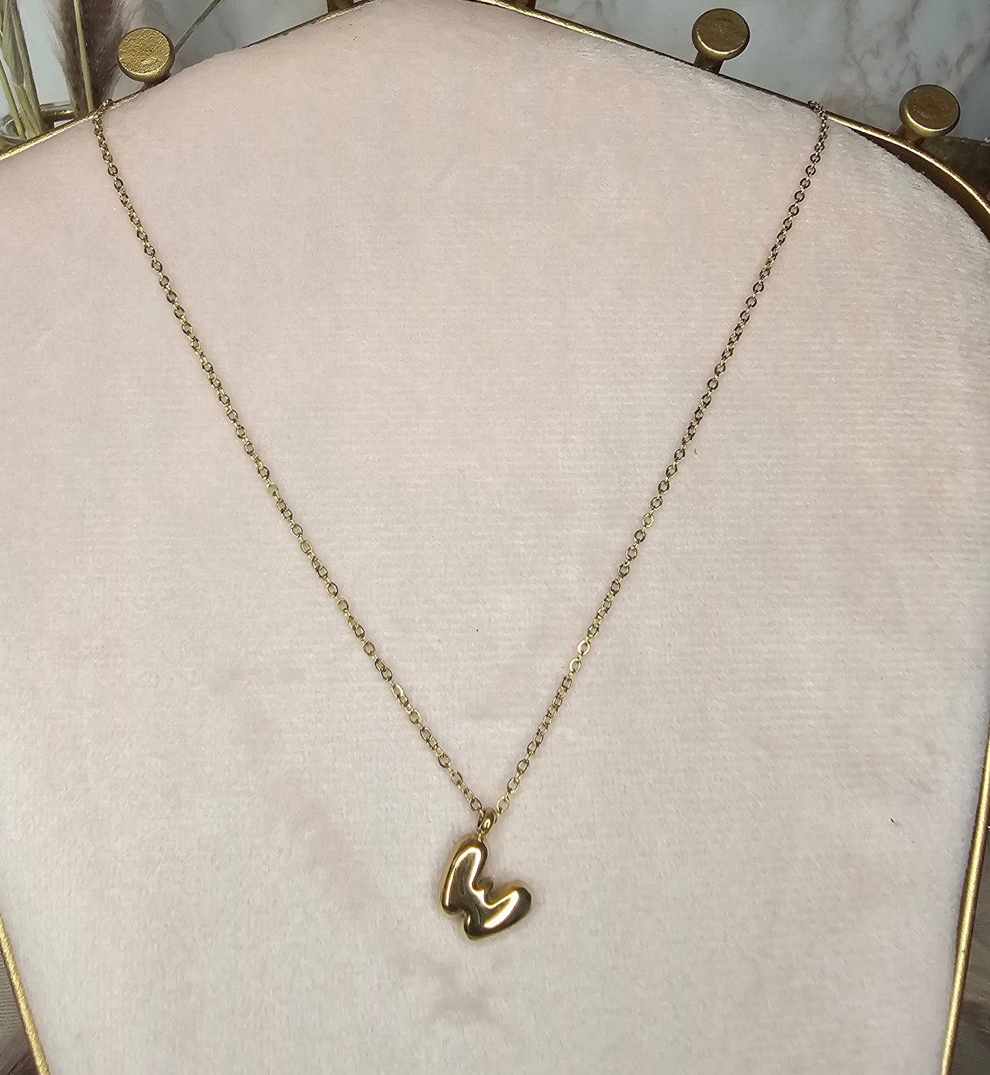 Collier lettre W