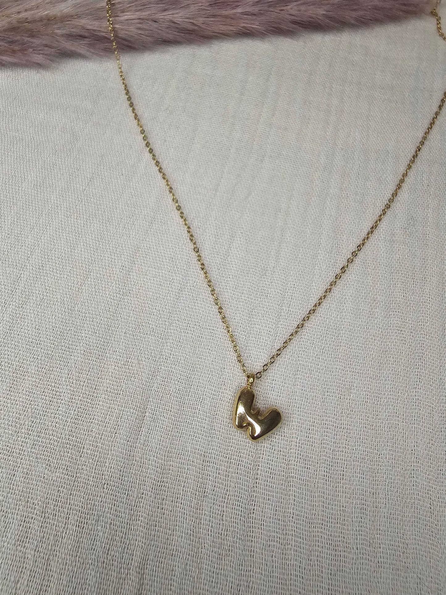 Collier lettre W
